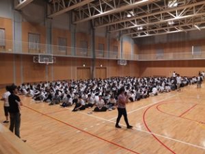 2016-1避難訓練04_中学生は中学体育館へ移動