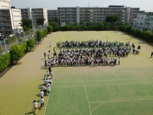 2016-1避難訓練02_中学グラウンドへ避難