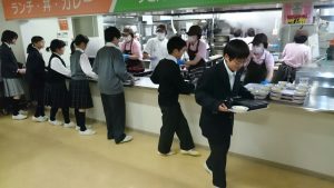 中学校のスクールランチが始まりました。