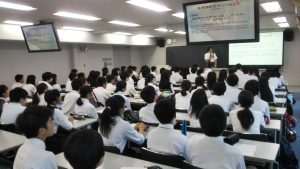 中学：3年1，2，3組が法科大学院での課外授業を実施しました