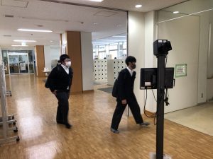 同窓会から寄贈されたサーモグラフィーを感染症対策に活用！