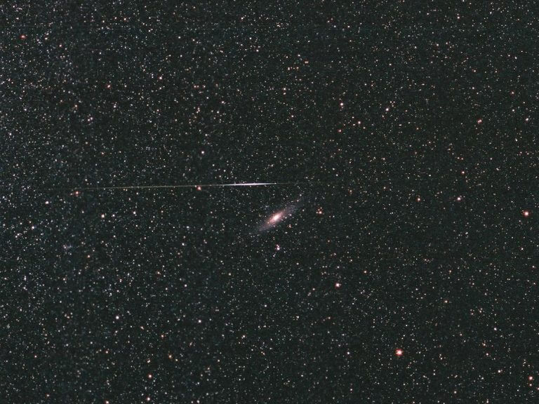 アンドロメダ銀河M31と流星