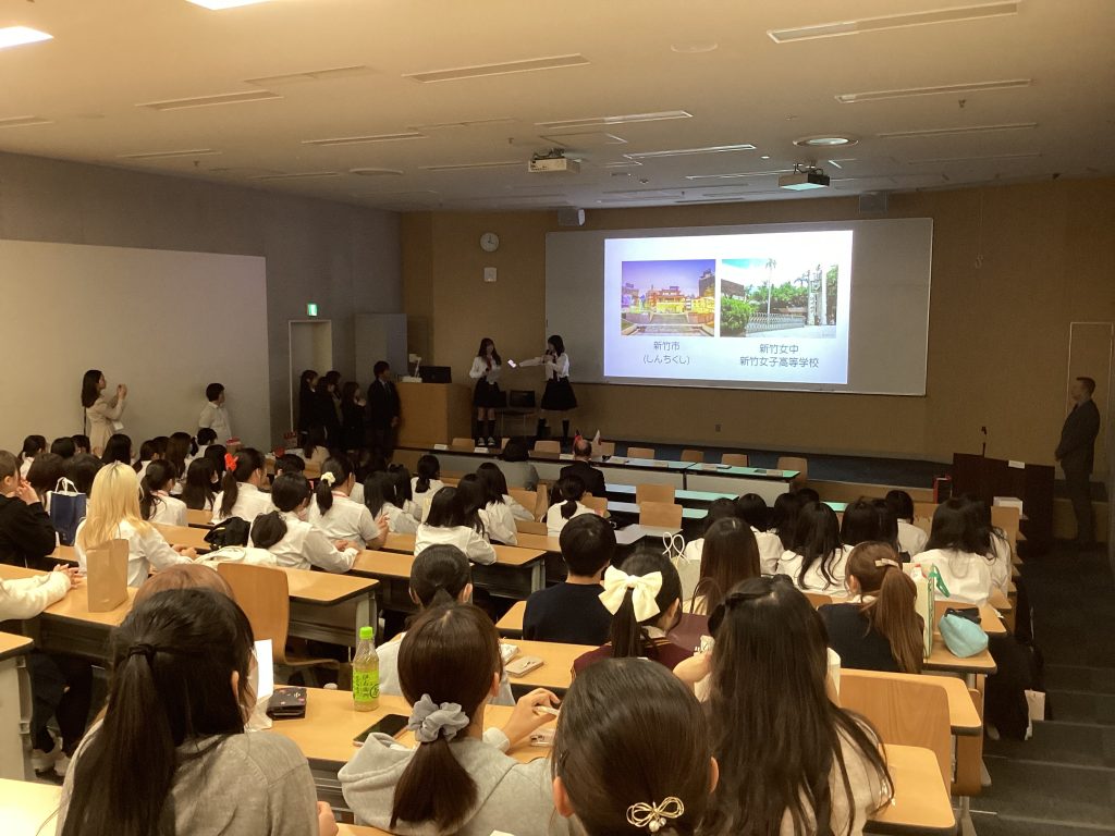 台湾国立新竹女子高級中学の教員、生徒が来校