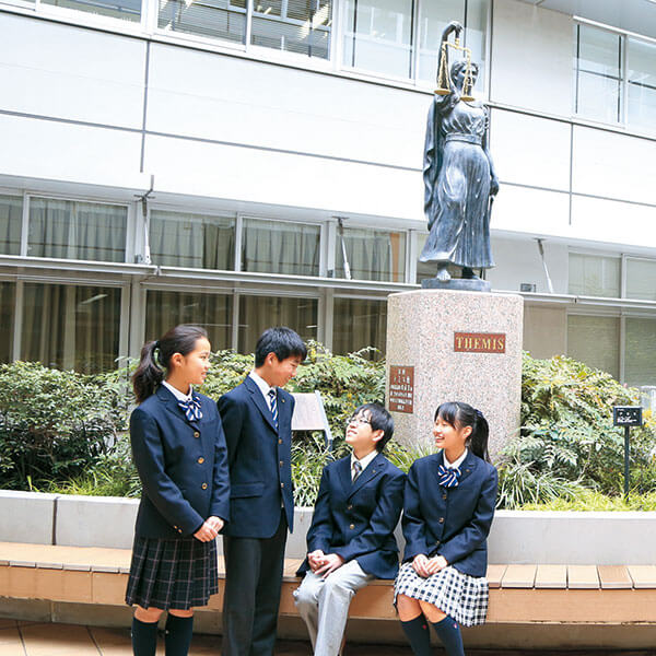 中庭の学生