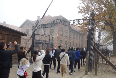 ARBEIT MACHT FREI(働けば自由になる)