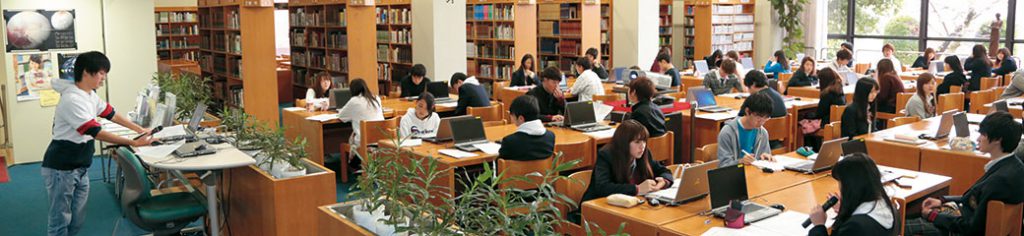 授業でにぎわう 学校図書館