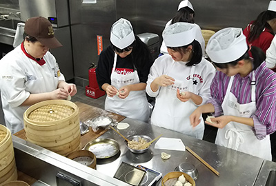 文化体験の一環としての小籠包作り(台湾)