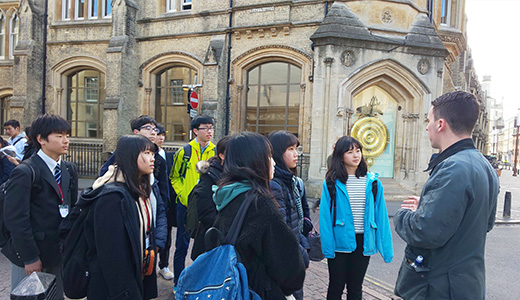 ケンブリッジ大学にて、学生の案内でカレッジ見学(英国)